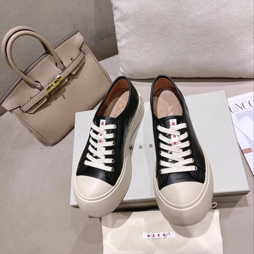 💕💕Factory direct selling price p480💕💕 High version of Marni Mani, popular online celebrity model, Taobao, popular single model in physical stores! The lines of this shoe are very smooth. The round toe is a bit exaggerated, but you will know when you try it on. This thick and round shoe actually makes your legs very slim and long. The original version is reproduced in a one-to-one ratio, and the material is also one-to-one. It feels good on your feet! Fabric: Imported wool twill (grained calfskin) Lining: Imported sheepskin lining Size: 35 to 40 Outsole: T💕💕Factory direct selling price pU Color: white cloth black cloth black leather white leather gray leather